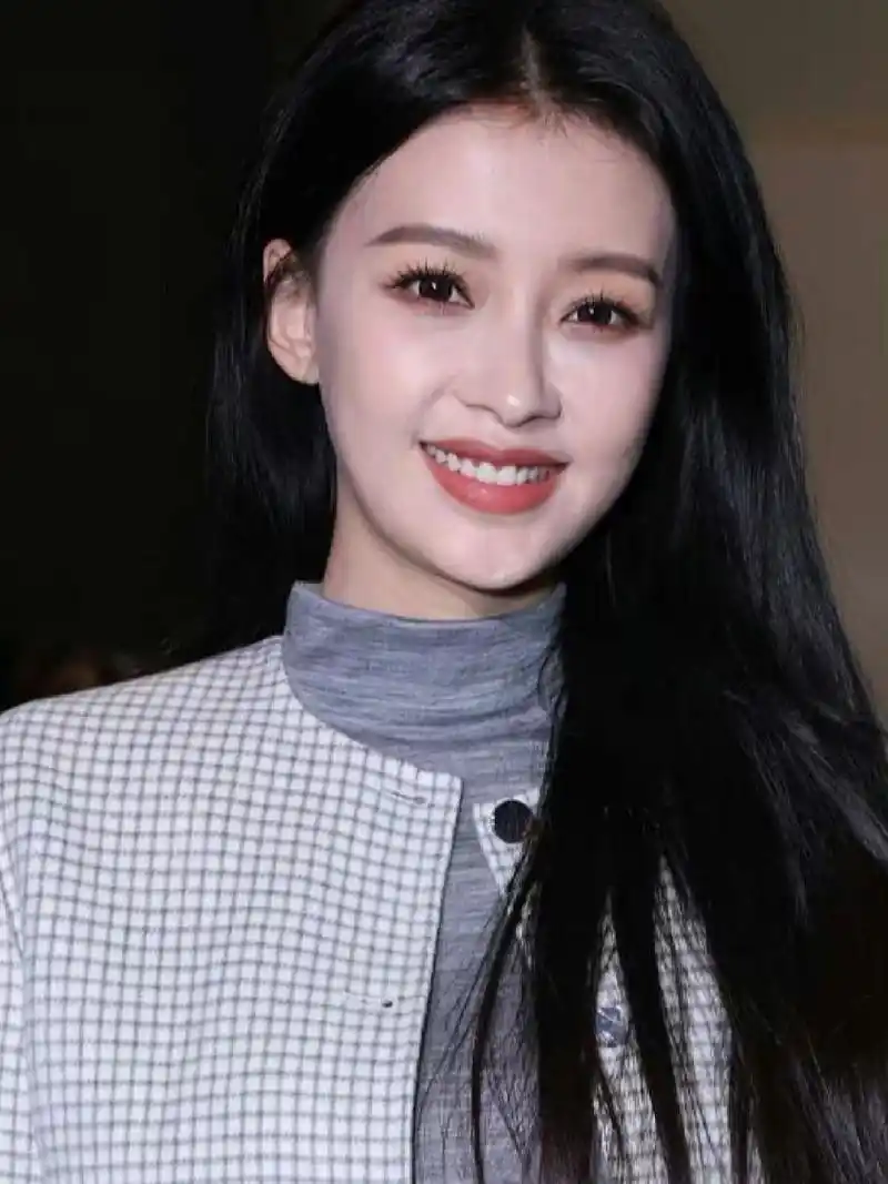 孙怡今日纽约时装周生图,终于get到了她的甜,好piu亮!