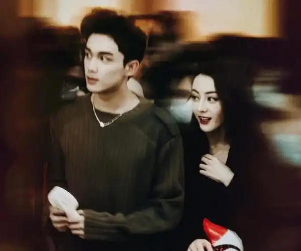 迪丽热巴吴磊新浪扫楼大方营业甜度爆棚路人镜头cp感太强