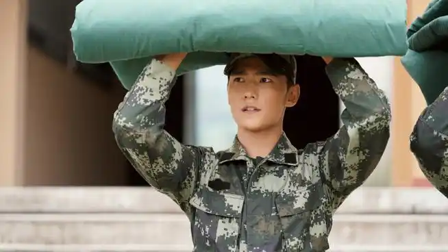 杨洋超话91#杨洋特战荣耀#【燕子瞭望台·燕破岳·荣耀时刻】剧照来