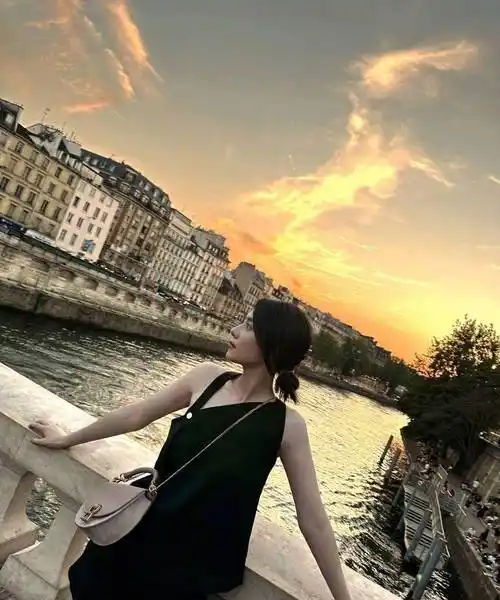 高圆圆巴黎街拍氛围休闲,黑色斜肩裙诠释时尚魅力_照片_生活_设计