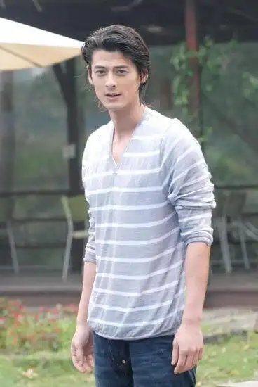 郭品超出生在台湾,由于身高和长相都太过优越,他从19岁起就做起了模特