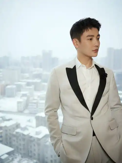 孙坚出席星月榜样盛典获年度突破男演员奖