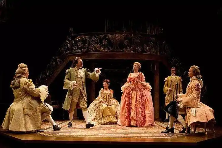 这个宁静的乡村城镇,一年一度的斯特拉特福莎士比亚戏剧艺术节却是