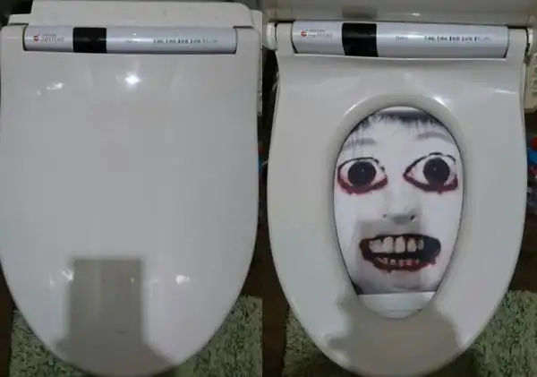 马桶掀开,竟然有一张满口鲜血的人脸.(图/翻摄自雾梦p twitter)