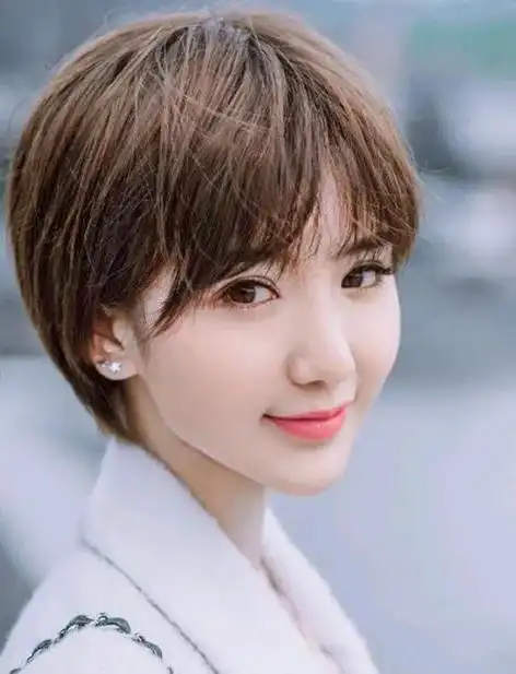 毛晓彤短发美图