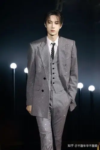 王一博一身帅气西装气场十足