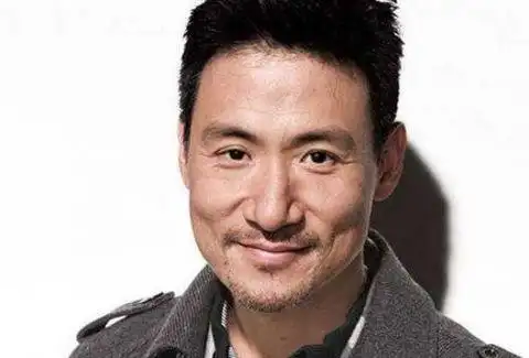 他是一个被唱歌耽误了的影帝,爱妻子,重家庭,在娱乐圈零绯闻