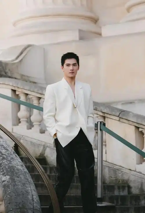 杨洋身穿白色西装真空出镜随性完美而黑色上衣配工装恣意有型
