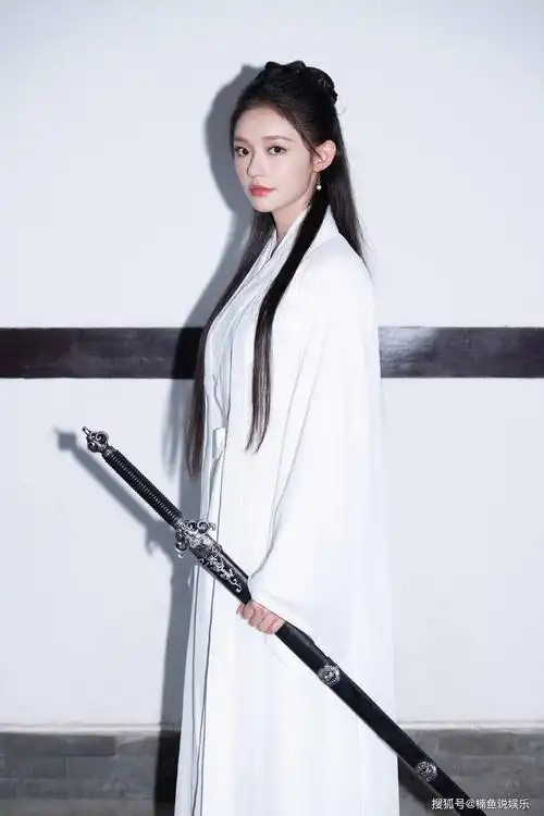 林允cos小龙女造型,白衣飘飘仙气十足,古装扮相果然很惊艳