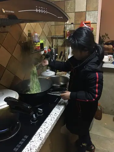 我会帮妈妈做菜啦