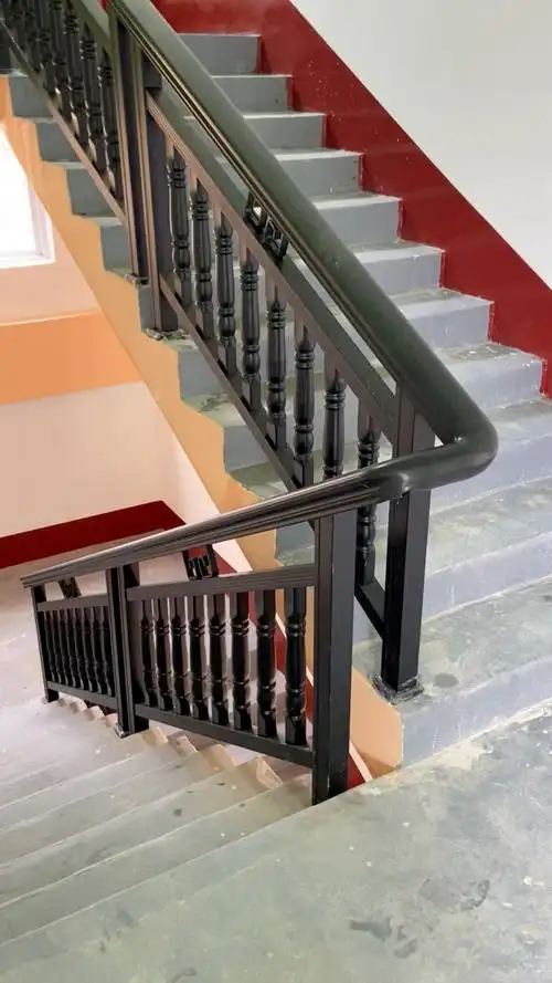 还好是做了我们的铝扶手,不然这滴水量,要被腐蚀啊