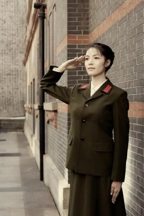 确定取消 钟楚曦军装帅气亮相上影节 新浪娱乐讯 电影《芳华》女主角