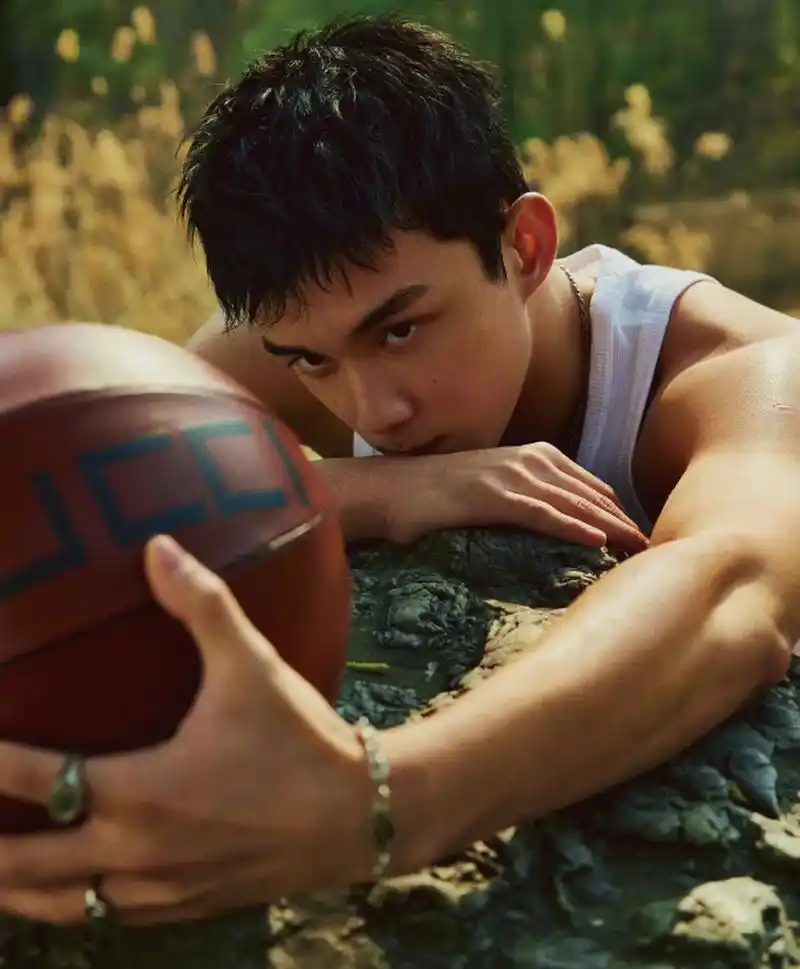 吴磊居然也被《风度》拍了!腿毛旺盛最男人的一面被扒了!