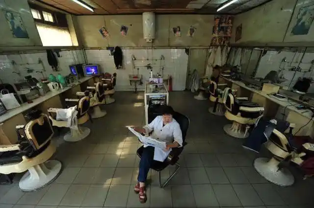 有一家至今保留着老式风格的国营理发店--"华义美发厅"