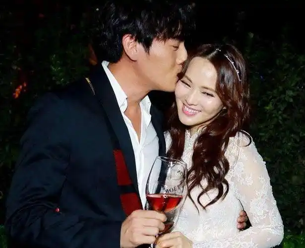 伊能静比秦昊大几岁呢?47岁伊能静生二胎后泪奔哭得比女儿还皱.