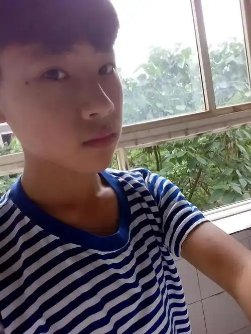 我喜欢这个男生很久了,自从初二我转学以来就像着了魔般喜欢他,有没有