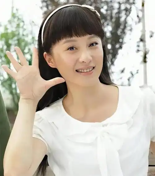 他认认真真陪妻子坐月子,给她做营养餐,制定产后修复计划.