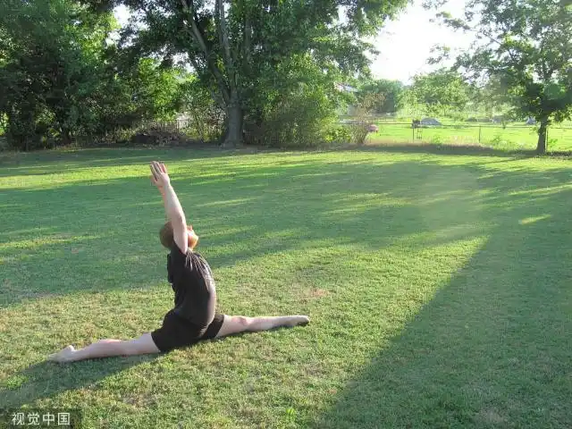 美国200斤壮汉随时随地劈叉下腰 堪称现实版"弹力超人"