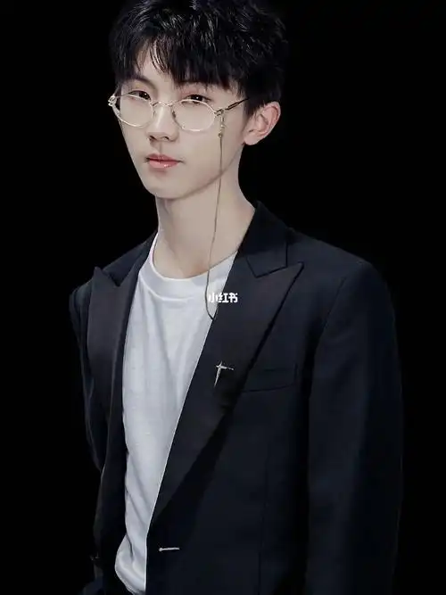 马嘉祺|快来戴上金丝边眼镜拍照吧_眼镜_马嘉祺_男生穿搭_禁欲系_高