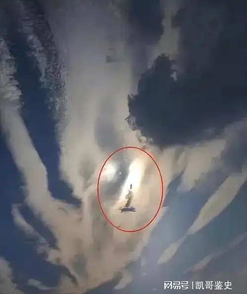 2015年广州上空天兵天将奇异景观乍现百人目睹引发争议