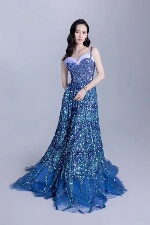 刘诗诗的礼服胸口加薄纱,与原版对比相当奇怪,甚至略显老土