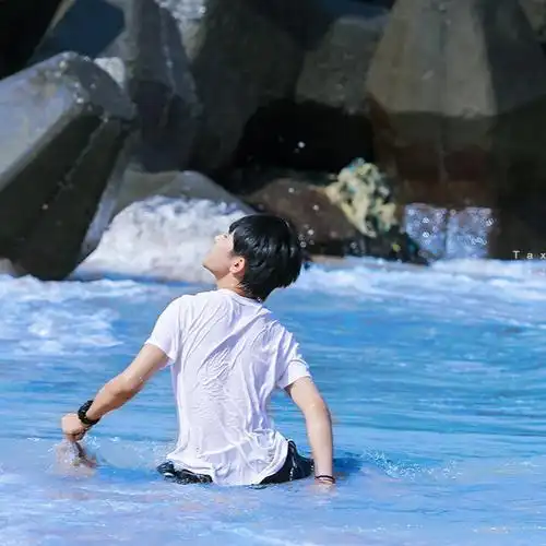 易烊千玺海边戏水之背影杀:这种诱惑湿身的场景显得易烊千玺的背部很