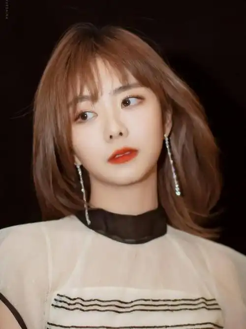 娃娃脸的谭松韵,原来还有这一面,穿搭技术属实牛|耳饰|减龄|发型|少女