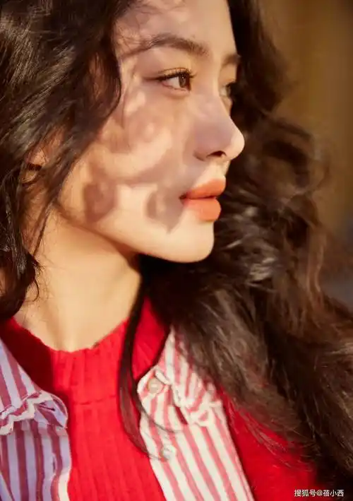 杨采钰带火了"新年穿搭":红大衣 衬衫 半身裙,显贵高级又洋气_红色