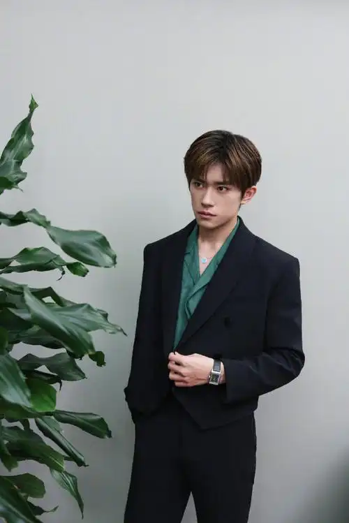 易烊千玺绿色衬衫黑西装造型
