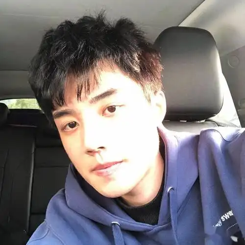 "直男手滑把自拍发到群聊…"啊啊我看到了什么!_帅哥