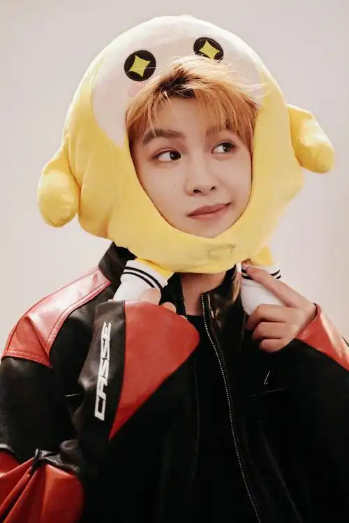 黄明昊小黄蛋#  你的可爱小黄蛋justin上线  奶黄小贾可爱治愈萌化了