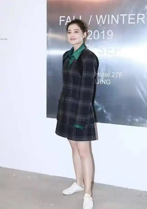 48岁梅婷终于剪对波波头发型比28岁时更嫩穿搭时髦像换了个人