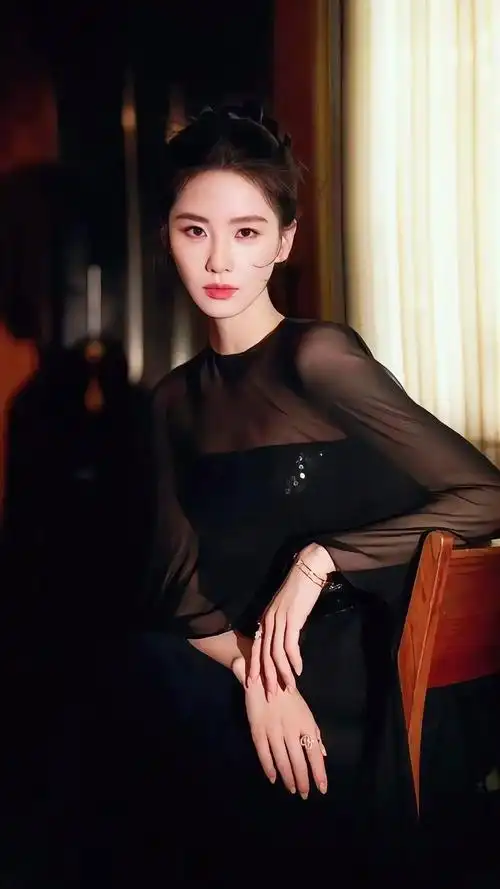 刘诗诗一袭黑纱亮片抹胸长裙,高贵优雅的黑天鹅,展现闪耀冷艳气质