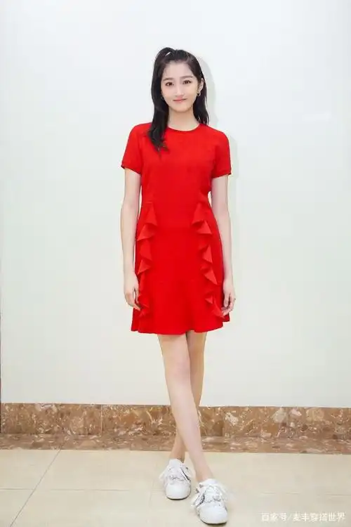 关晓彤写真照曝光,一袭裸粉色连衣裙配凌乱长裙,露美腿慵懒迷人