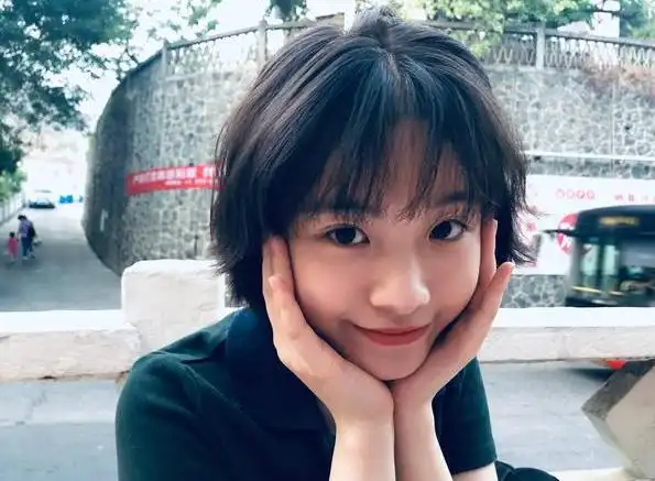 乔英子彻底"放飞",李庚希街头为俞彬点烟,动作娴熟到不敢看