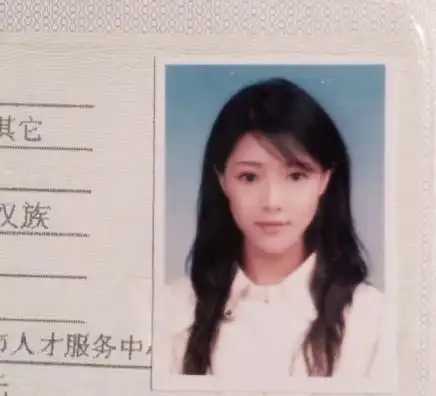 邓家佳证件照曝光 素颜清纯获赞自然美