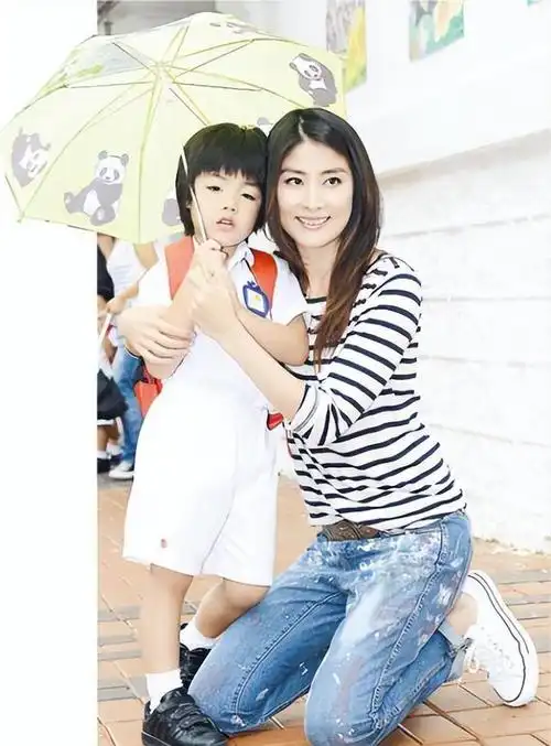 她与富商谢霆锋的婚姻曾经备受关注,两人被视为是娱乐圈的金童玉女.