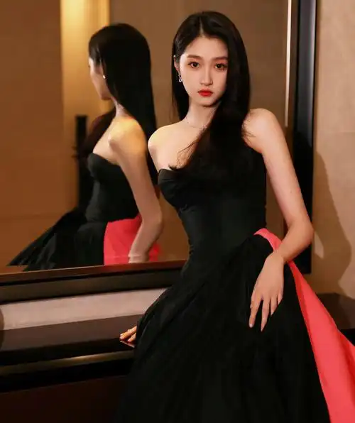 关晓彤身着黑桃撞色礼服,清新唯美,楚楚动人!_高清图集_新浪网