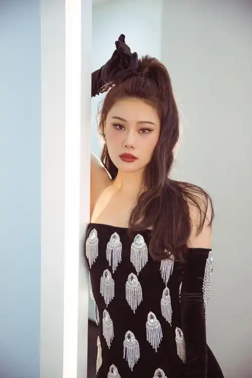 袁娅维黑丝绒流苏抹胸裙##妈妈你真好看