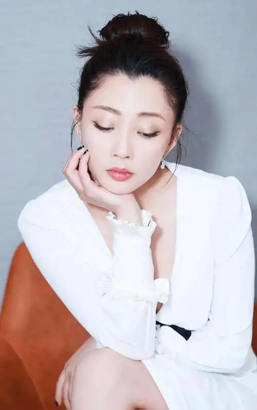 职业:演员身高:166 cm生日:1979年12月6日出生地:重庆市沙坪坝区殷桃