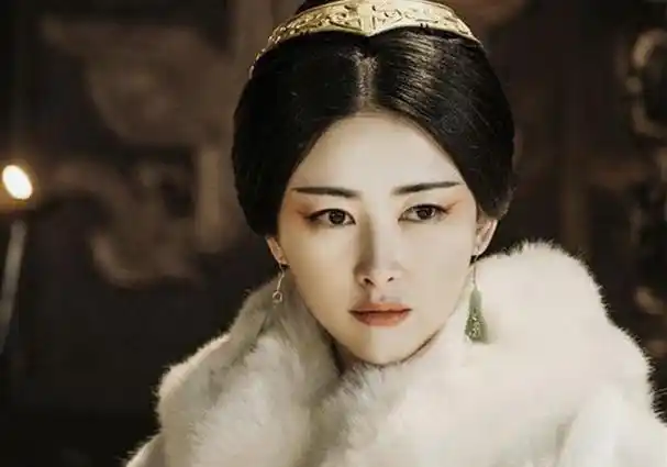 斗罗大陆2:李小冉演比比东,金色长裙很贵气,碾压朱珠的黑化版