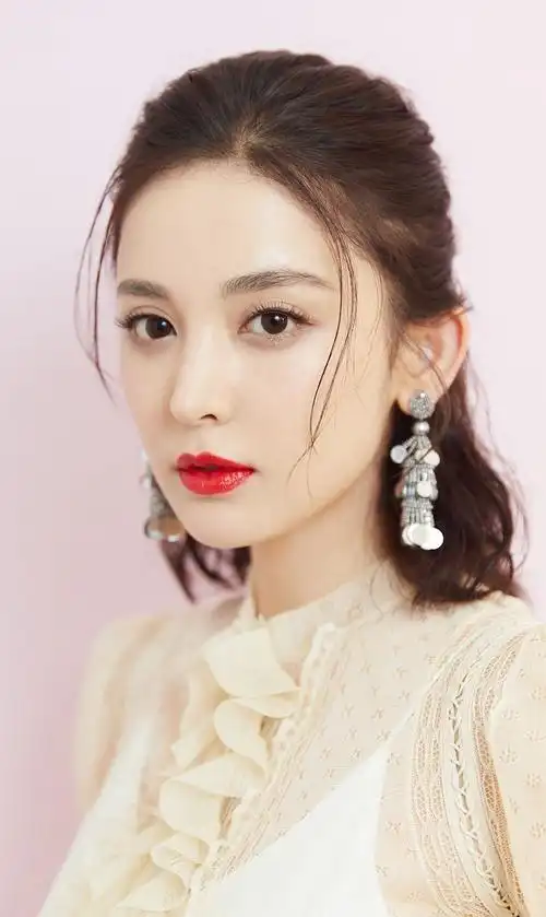 古力娜扎时尚写真,大秀迷人美背