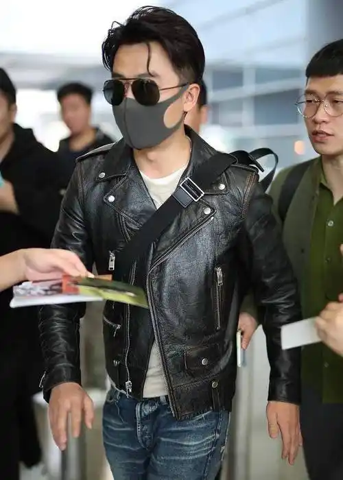 受到母亲的影响,黄轩小时候就很喜欢艺术,初中的时候更是迷上了迈克