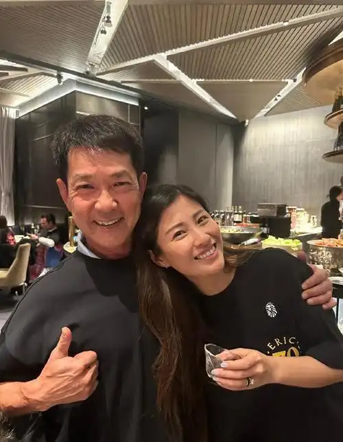 洪天明太太周家蔚出席聚餐与师叔元彪拍照很亲密被质疑喝多了