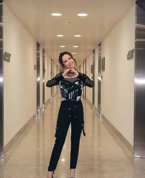 邓紫棋也是相当有个性,黑色的网纱搭配一条黑色的长裤,脚上一双黑色的