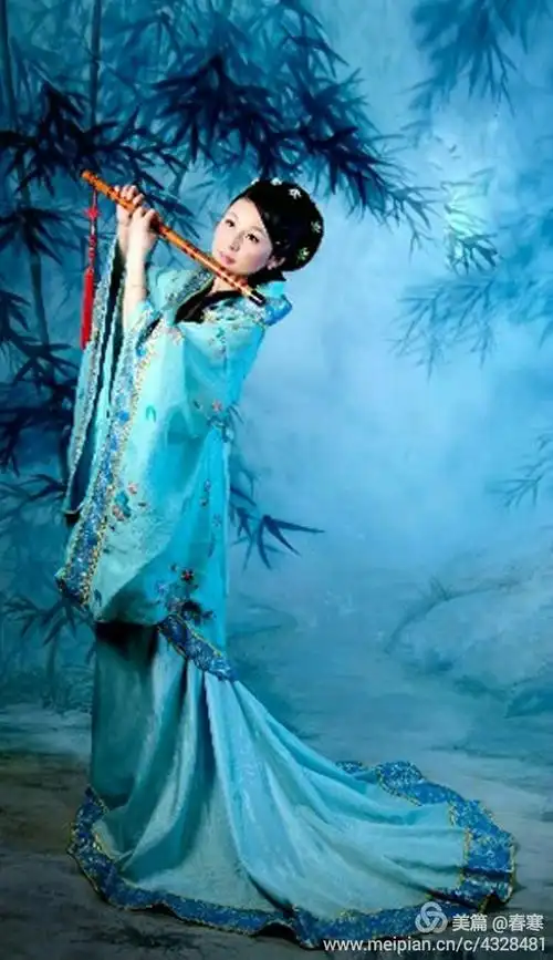 古装美女吹笛图片欣赏