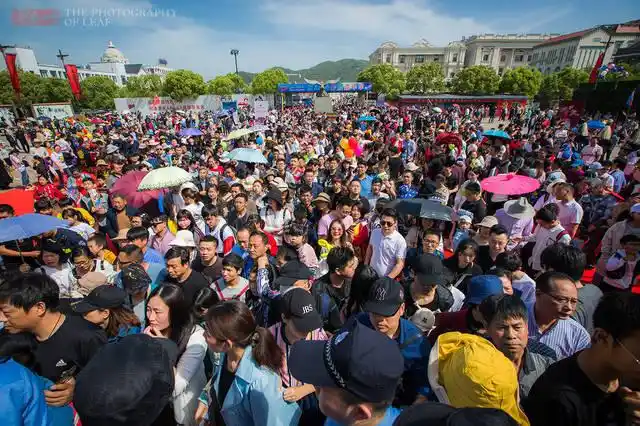 五一到处是人,这景区更是人山人海,男游客却说很幸福原来有福利