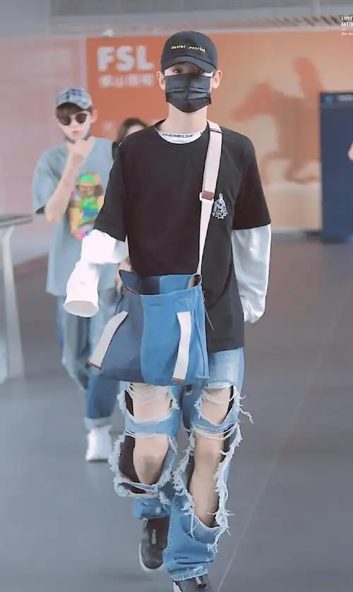 黄明昊破洞裤的走势这么可怕酷帅风格大秀长腿