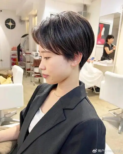 女士发型别乱剪,想美就选露耳短发,好看时尚不夸张