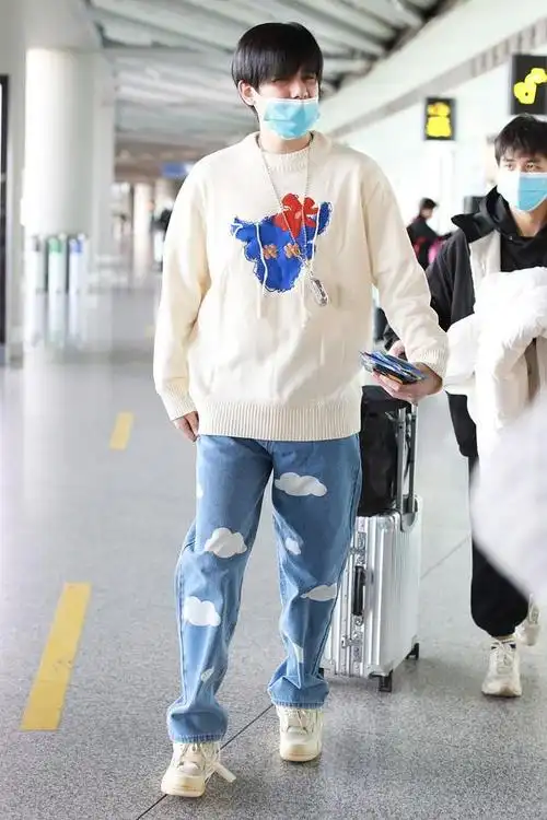 胡先煦街拍:"牛年"毛衣云朵图案牛仔裤nike aj5 x ow球鞋可爱弟弟